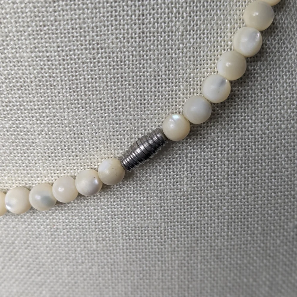Vintage 1960s Cream Lucite Graduated Bead Necklace Ivory Faux Mother of Pearl - Picture 4 of 4
